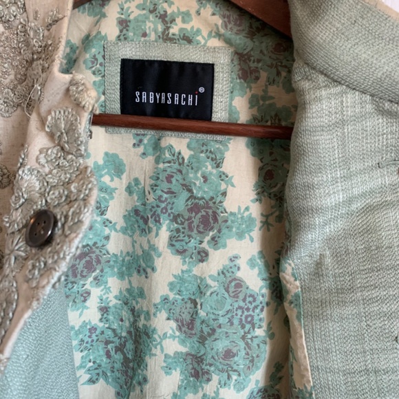 Men’s Sabyasachi Kurta set with embroidered vest in floral print. - Picture 4 of 16